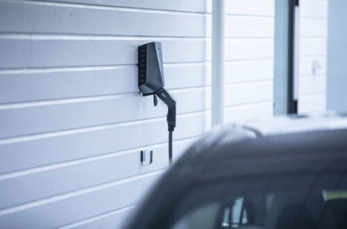 Sådan foregår opsætning af ladestander – fra planlægning til færdig installation